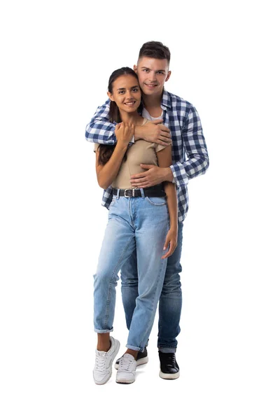 Sorridente Giovane Coppia Abbracciando Piedi Piena Lunghezza Isolato Sfondo Bianco — Foto Stock