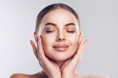 Güzel model kız portresi. Yüze dokunan güzel bir kadın Mükemmel cildin tadını çıkar