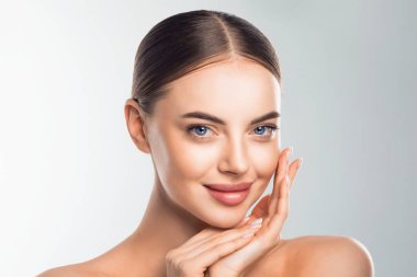 Güzel model kız portresi. Yüze dokunan güzel bir kadın Mükemmel cildin tadını çıkar