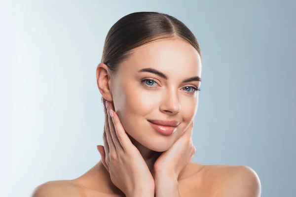 Güzel model kız portresi. Yüze dokunan güzel bir kadın Mükemmel cildin tadını çıkar