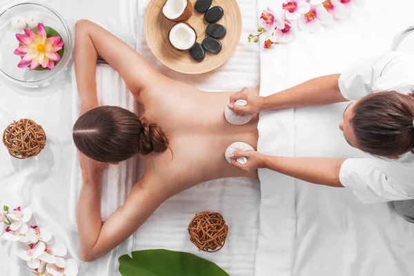 Kvinna Spa Thai Massage Bogsera Utsikt Skönhetsbehandlingar Koncept Orkidéer Och — Stockfoto