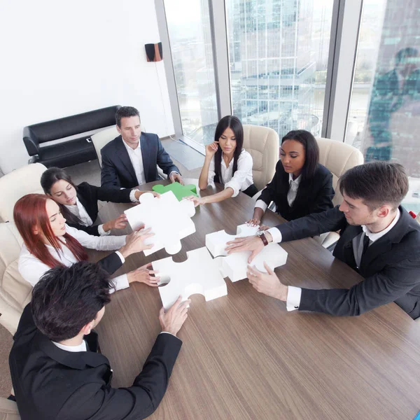 Grupo Personas Negocios Que Ensamblan Rompecabezas Representan Apoyo Del Equipo — Foto de Stock