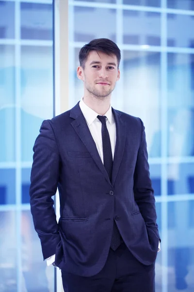 Πορτρέτο Ενός Νεαρού Επιχειρηματία Κοστούμι Που Στέκεται Στο Γραφείο — Φωτογραφία Αρχείου