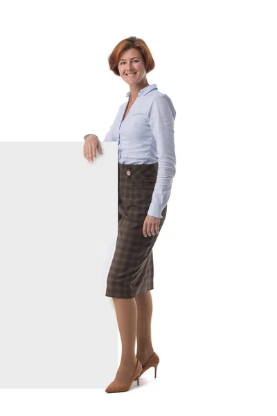 Schöne Rothaarige Geschäftsfrau Hält Leeres Schild Isoliert Auf Weißem Hintergrund — Stockfoto