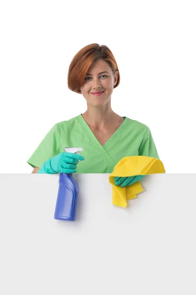 Elinde Bez Parçasıyla Temizlikçi Kadın Elinde Oda Spreyi Tutuyor Temizliği — Stok fotoğraf