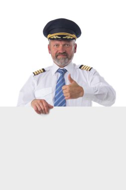 Mutlu gülümseyen pilotun tam boy portresi beyaz arka planda boş pankart tutuyor