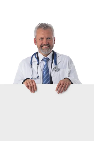 Portret Dojrzałego Kaukaskiego Lekarza Pielęgniarki Białym Bannerem Wyizolowanym Białym Tle — Zdjęcie stockowe