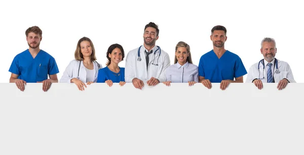 Grupo Médicos Segurando Anúncio Banner Branco Isolado Fundo Branco — Fotografia de Stock