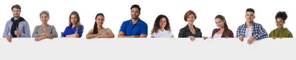 Grupo Empresários Roupas Casuais Segurando Banner Anúncio Branco Isolado Fundo — Fotografia de Stock