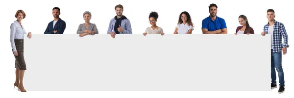 Gruppe Von Geschäftsleuten Freizeitkleidung Mit Leerer Banner Werbung Auf Weißem — Stockfoto
