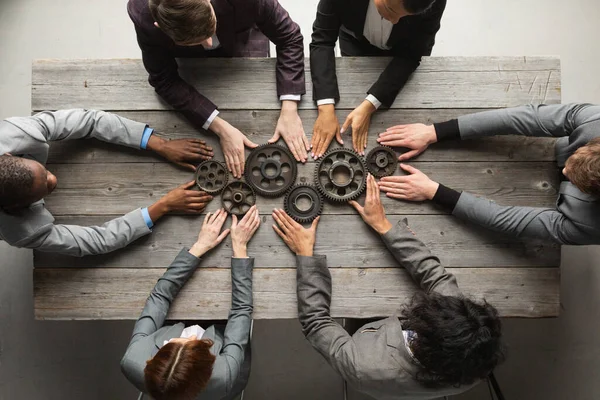 Zakenmensen Verbinden Spullen Bij Elkaar Aan Vergadertafel Successamenwerkingsconcept — Stockfoto