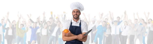 Retrato Cozinheiro Macho Feliz Multidão Pessoas Com Braços Levantados Isolados — Fotografia de Stock
