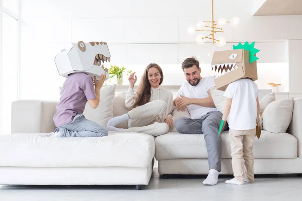 Gelukkig Gezin Van Ouders Twee Kinderen Spelen Dinosaurussen Thuis Kinderen — Stockfoto