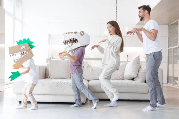 Счастливая Семья Родителей Двое Детей Играющих Динозавров Дома Дети Костюмах — стоковое фото