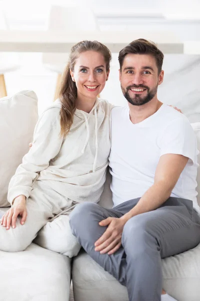 Portret Van Een Volwassen Stel Dat Zich Ontspant Woonkamer Lacht — Stockfoto