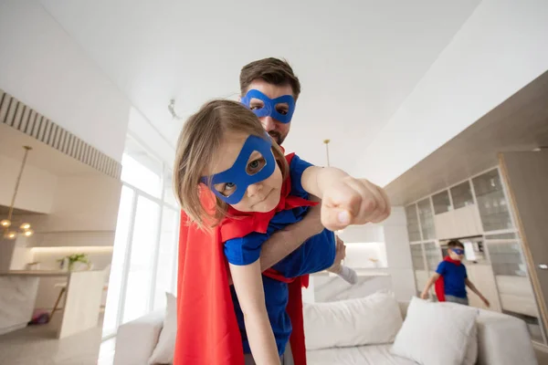 Otec Drží Syna Létat Kostýmu Superhrdiny Doma — Stock fotografie