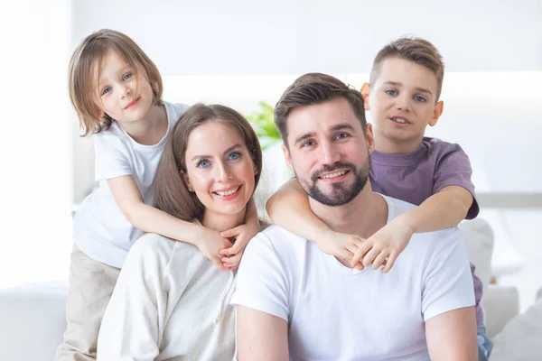 Huiselijk Familieportret Jonge Ouders Hun Twee Kinderen Thuis Saamhorigheid Eenheid — Stockfoto