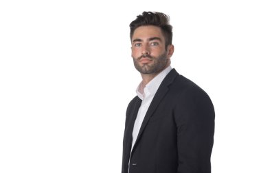 Siyah takım elbiseli genç iş adamının portresi beyaz arka planda izole edilmiş.