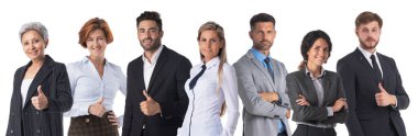 Beyaz arka plan, birlik işbirliği takım çalışması kavramında izole edilmiş, baş parmak işareti olan bir grup iş adamı.