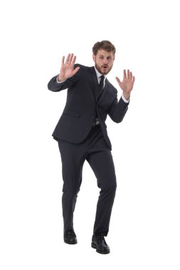 Genç ve yakışıklı bir iş adamı. Reddedilme ifadesi, avuç içlerinin negatif olduğunu gösteriyor. Hayır.