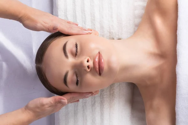 Jovem Bela Senhora Recebendo Tratamento Spa Massagem Facial — Fotografia de Stock