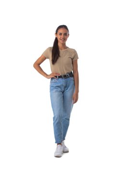 Beyaz arka planda tek başına duran Latin bir kızın tam boy portresi.