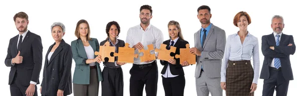 白い背景に孤立したパズルのピースで立っているビジネスの人々のグループ — ストック写真