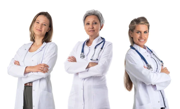 Team Tre Leende Kvinnliga Läkare Med Stetoskop Vit Uniform Isolerad — Stockfoto