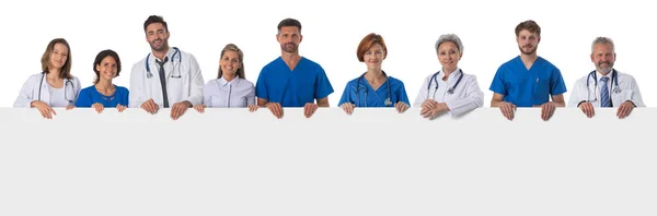 Grupp Läkare Med Tom Banner Isolerad Över Vit Bakgrund — Stockfoto
