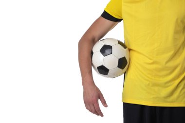 Top tutan bir futbolcunun orta kısmı beyaz arka planda izole edilmiş.