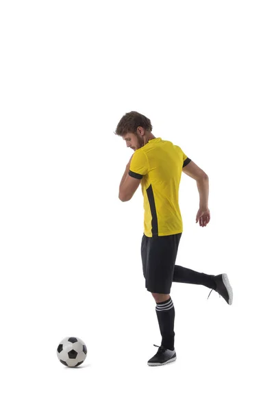 サッカー選手は白地に隔離されたボールを蹴っている — ストック写真