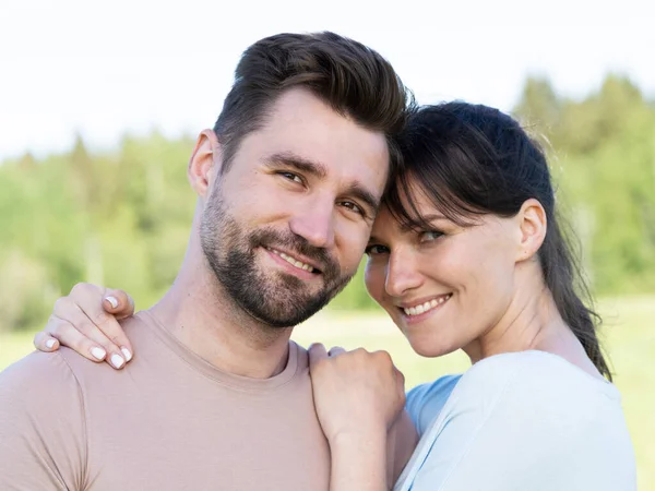 Portret Van Een Glimlachend Volwassen Koppel Het Zomerpark — Stockfoto