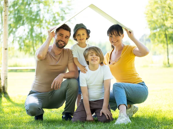 Gezin Met Dak Boven Hun Hoofd Als Huis Bouw Vastgoed — Stockfoto