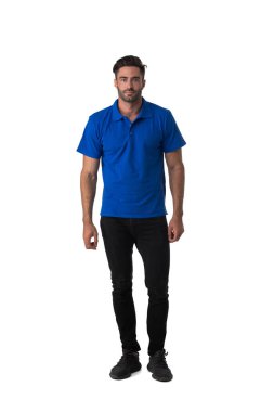 Beyaz arka planda izole edilmiş yakışıklı, uzun boylu, sıradan bir portre.