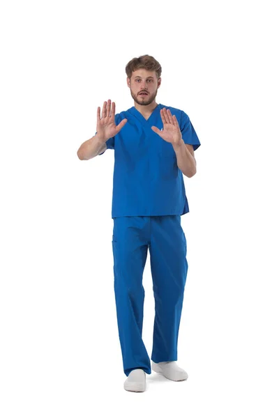 Młody Mężczyzna Pielęgniarka Medyczna Pracownik Opieki Zdrowotnej Pokazując Znak Stopu — Zdjęcie stockowe