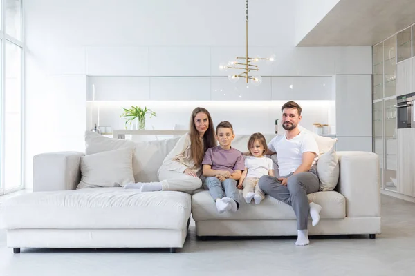 Portrait Famille Jeunes Parents Avec Leurs Deux Enfants Maison Desgin — Photo