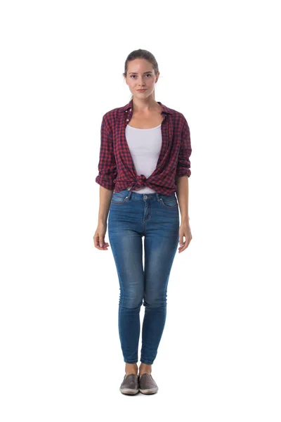 Mujer Rubia Casual Pie Jeans Camisa Comprobada Sobre Fondo Blanco — Foto de Stock