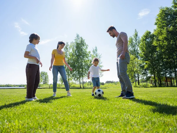 Parents Enfants Jouant Football Ensemble Dans Parc — Photo