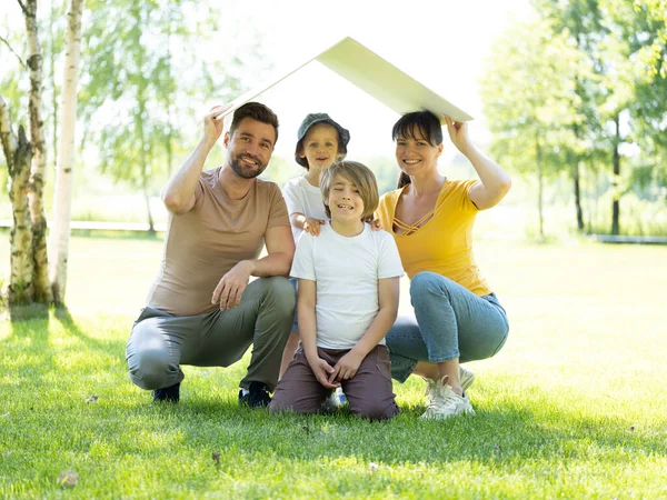 Famille Avec Toit Sur Tête Comme Concept Objectif Construction Maison — Photo