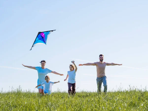 Ouders Kinderen Hardlopen Met Vlieger Zomervakantie Perfecte Weide Lucht Aan — Stockfoto