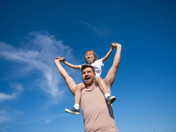 Retrato Hombre Feliz Sosteniendo Pequeña Hija Cuello Mientras Descansa Día — Foto de Stock