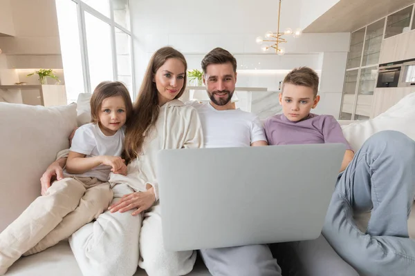 Retrato Família Dos Pais Com Seus Dois Filhos Relaxando Sala — Fotografia de Stock