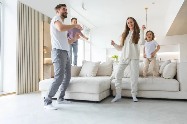 Familia Divirtiéndose Casa Pareja Casada Con Niños Pequeños Bailando Moviéndose — Foto de Stock