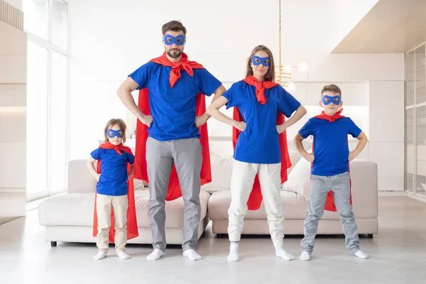 Retrato Familia Fingiendo Ser Superhéroe Sala Estar Casa —  Fotos de Stock