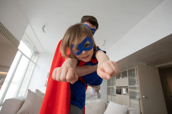 Padre Sosteniendo Hijo Volando Traje Superhéroe Casa —  Fotos de Stock