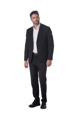 Beyaz arka planda soyutlanmış yakışıklı bir iş adamının tam boy portresi.