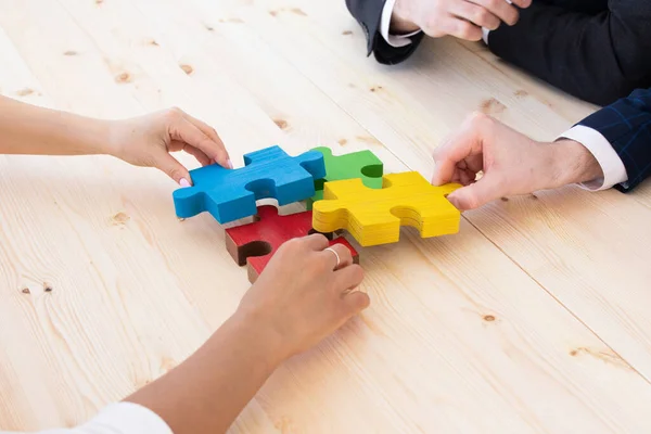 Équipe Gens Affaires Assemblant Quatre Pièces Puzzle Couleur Unité Coopération — Photo