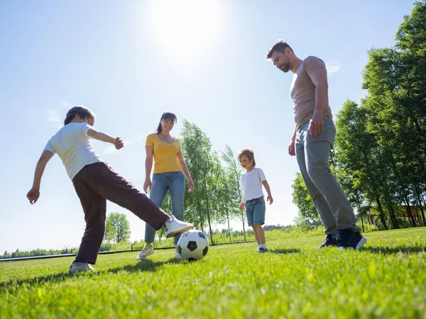 Γονείς Και Παιδιά Που Παίζουν Ποδόσφαιρο Μπάλα Στο Πάρκο Καλοκαίρι — Φωτογραφία Αρχείου