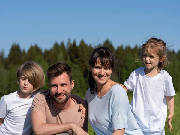 Gelukkig Glimlachend Gezin Man Vrouw Kinderen Hebben Plezier Buitenlucht Tegen — Stockfoto