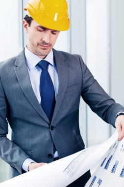 işadamı inşaat kask içinde